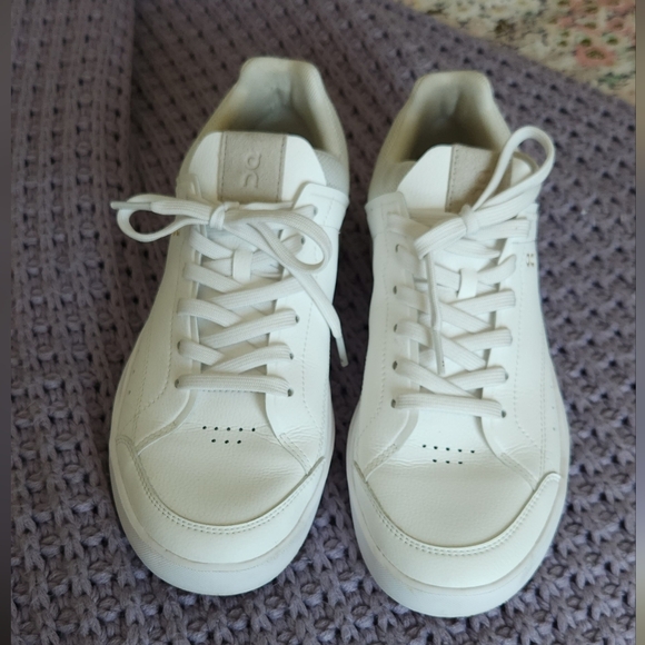 On The Roger Centre Court Womens Sneakers - Picture 4 of 7